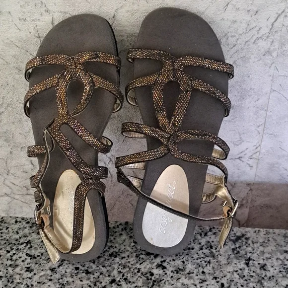 Easy Street flat sandels in bronze and silver in size 6. - Picture 1 of 3